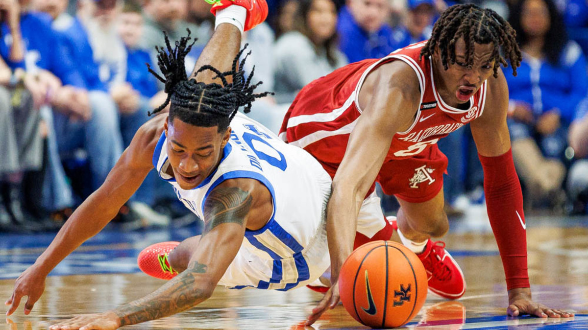 Razorbacks' Chandler Lawson battles for a loose ball against Kentucky's Rob Dillingham